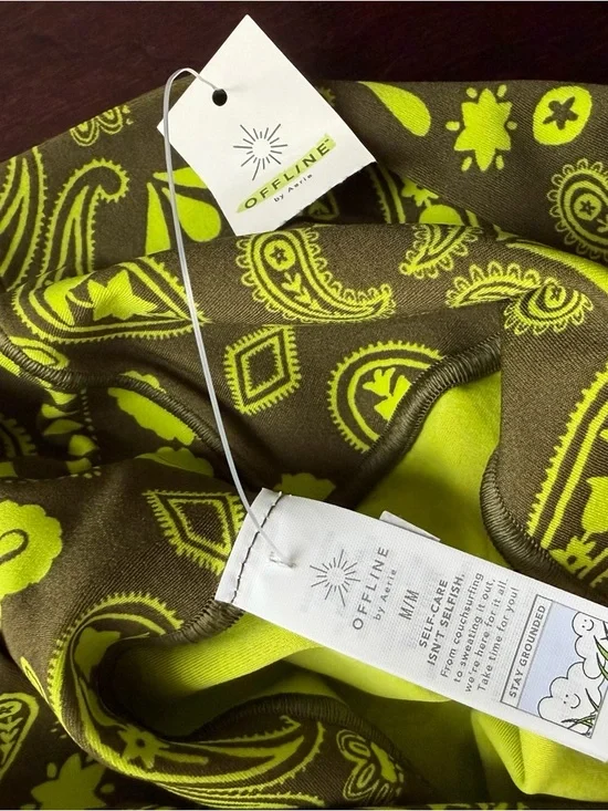 Offline by Aerie NWT Women’s Leggings Size M Capri Shorts Green Paisley Soft Gym - Picture 4 of 6